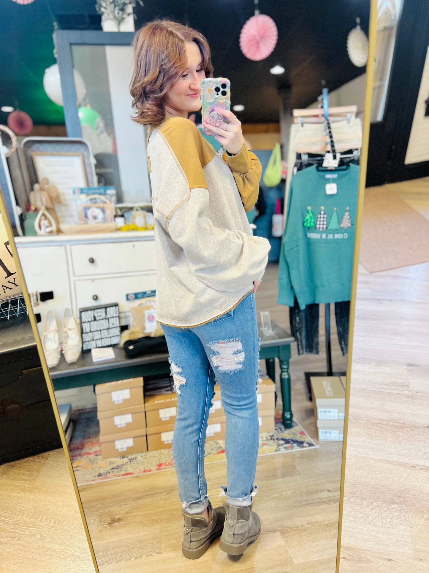 American Eagle Distressed Jeans - 8