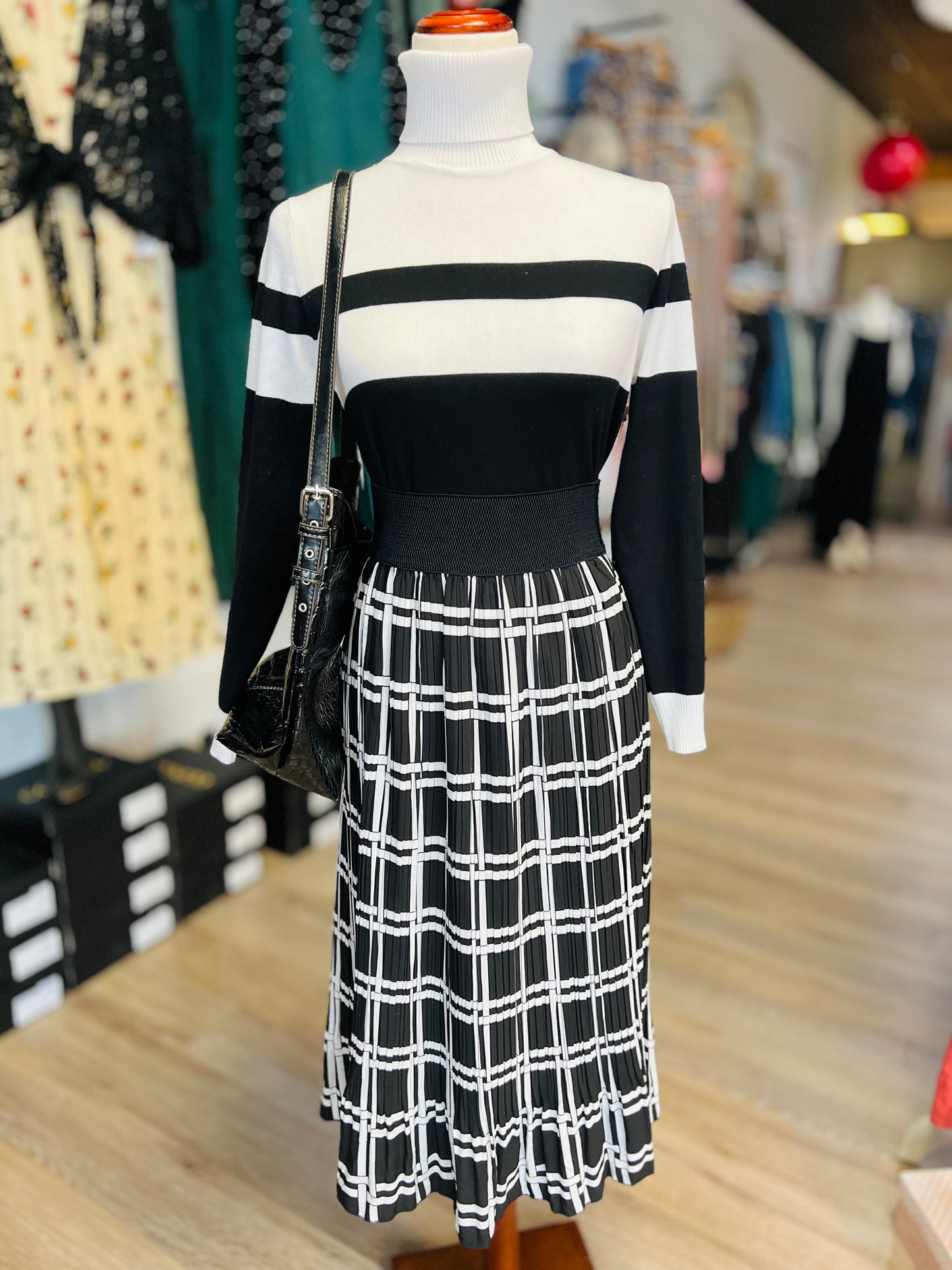 Metrowear Pleaded Skirt - Size L