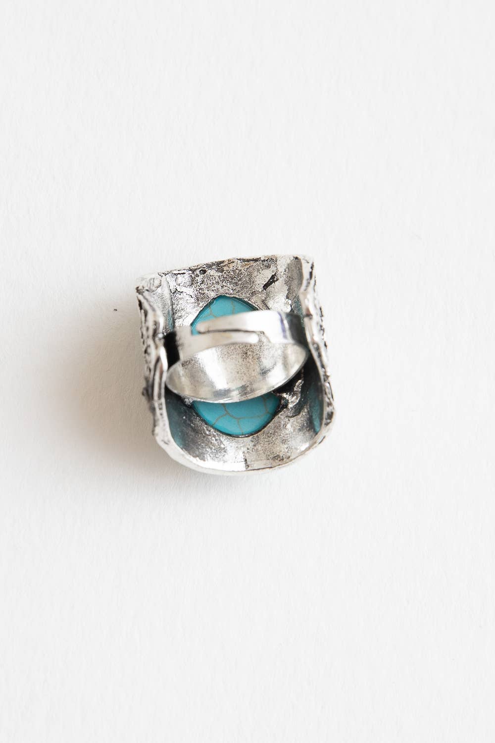 Round Turquoise Stone Floral Engraved Silver Ring