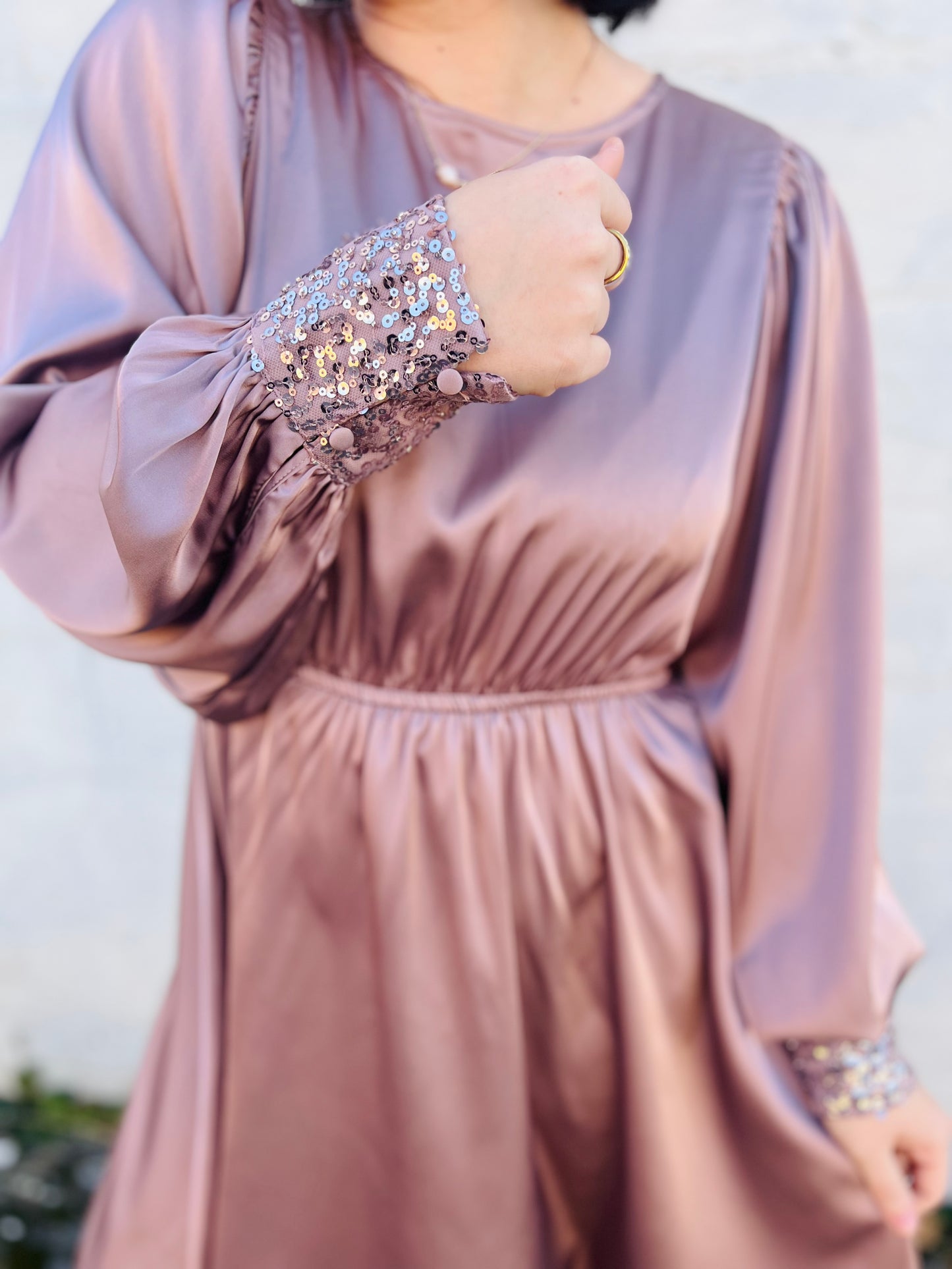 Puff long sleeve with sequin midi satin dress