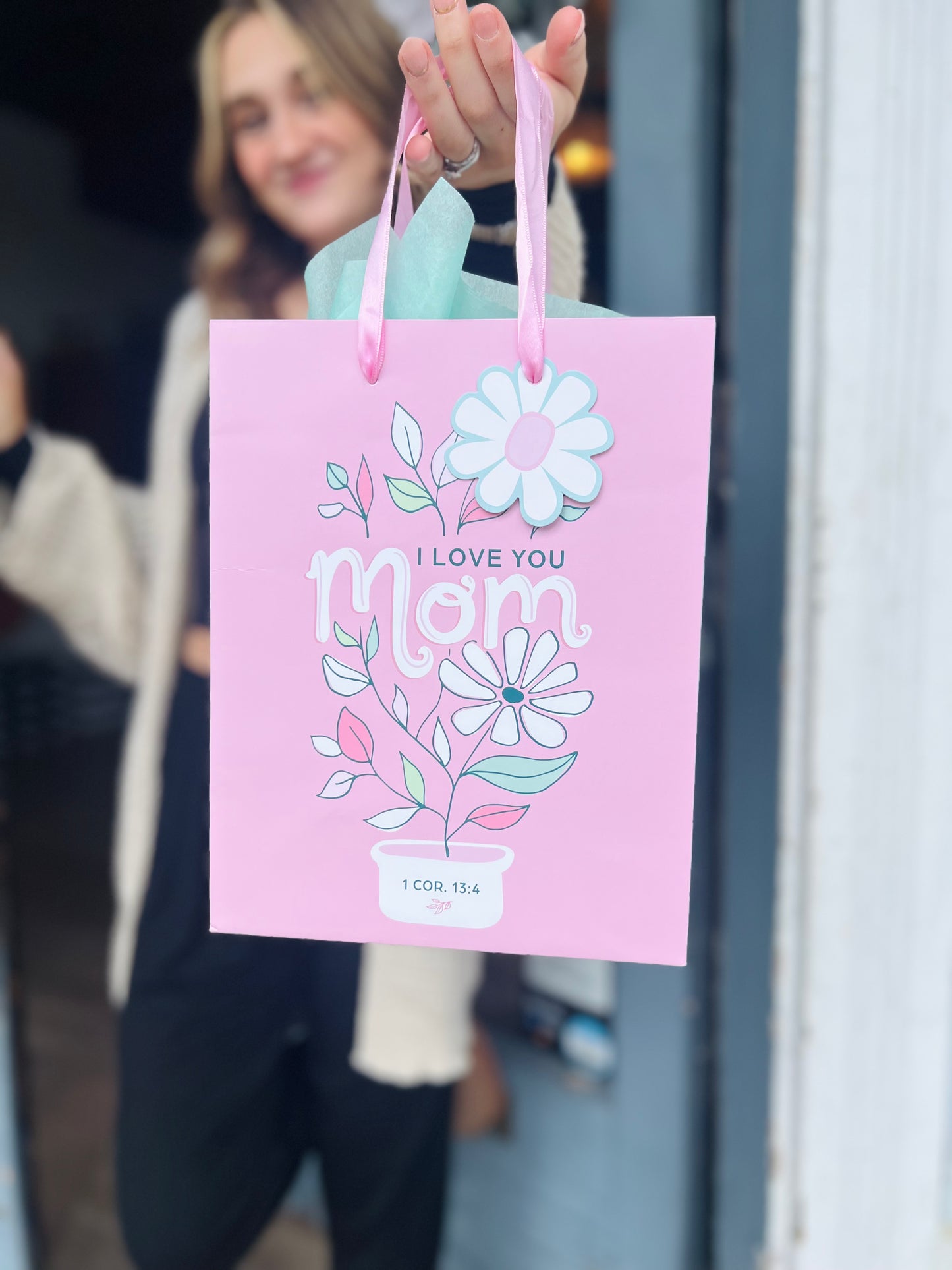 I Love You Mom | Daisy Medium Gift Bag - 1 Corinthians 13:4