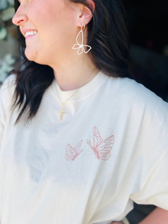 She Is Mom <3 | Graphic Tee